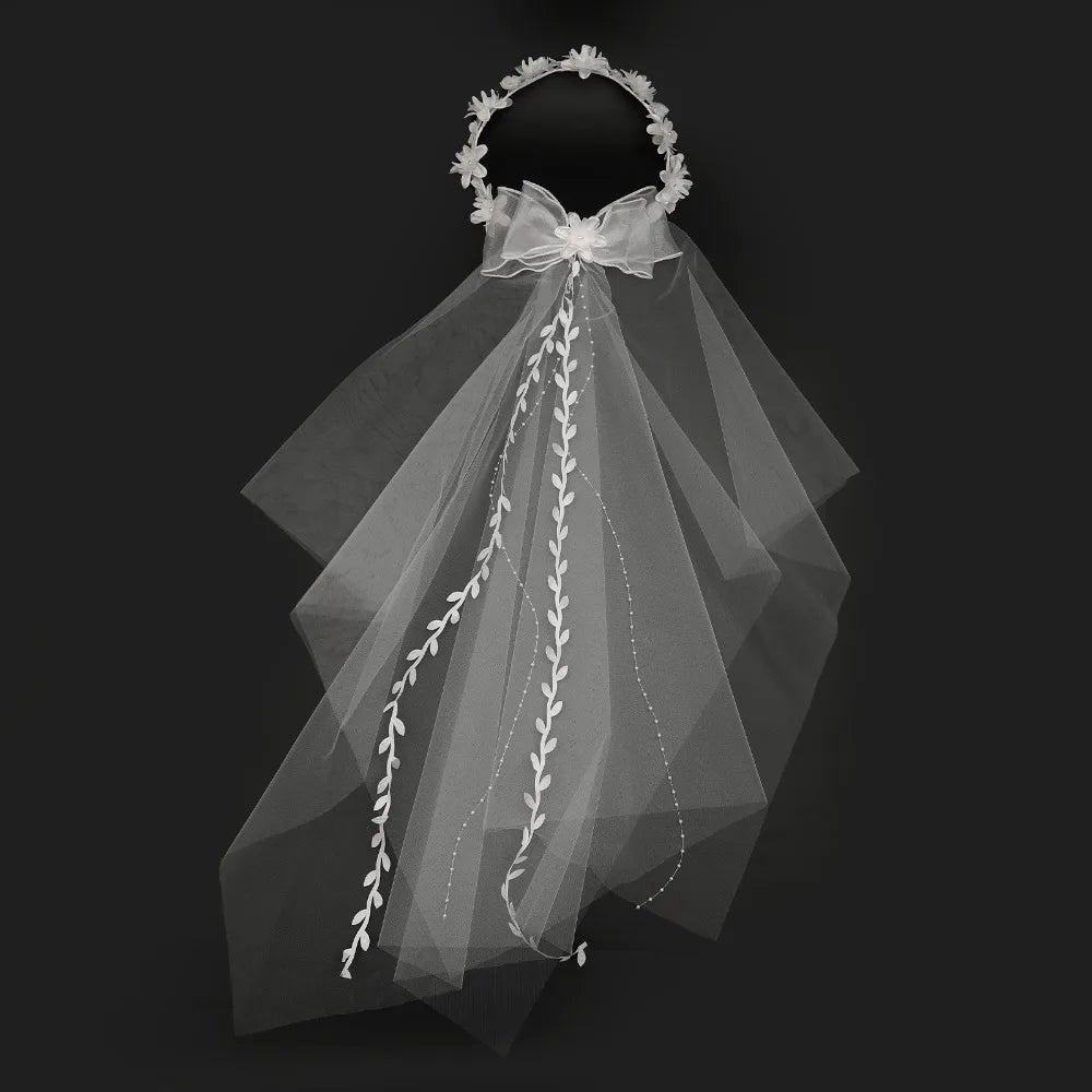 voile mariée tulle transparent fleurs blanches noeud ruban romantique femme fond blanc légèrement ondulé