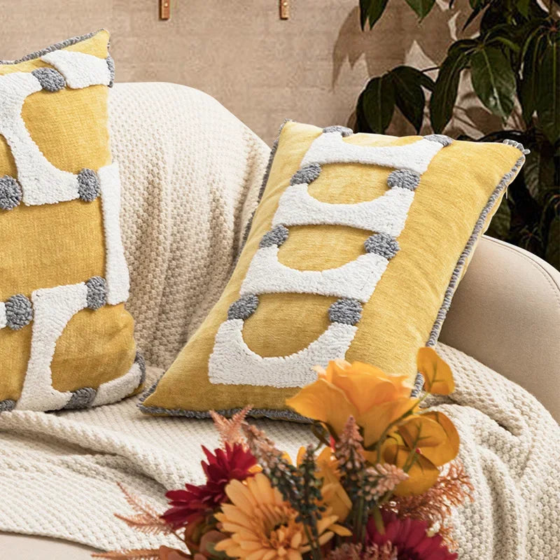 coussin décoratif moderne motif géométrique jaune gris beige texture bouclée canapé salon