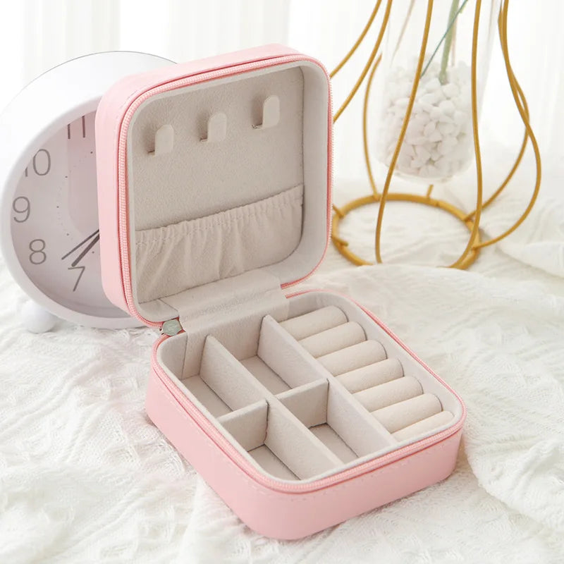 boîte bijoux cuir noir rose blanche compartiments pochette amovible moderne pratique