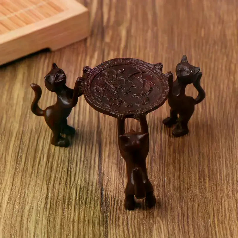 plateau decoratif trois chats marron foncé motif grave texture mate asiatique traditionnel decoration maison