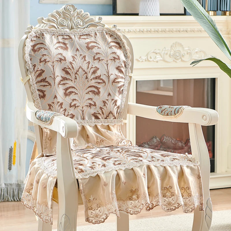 Un fauteuil vintage aux motifs floraux délicats, rehaussé de dentelle et de détails sculptés, créant une atmosphère chaleureuse et élégante dans cette pièce.