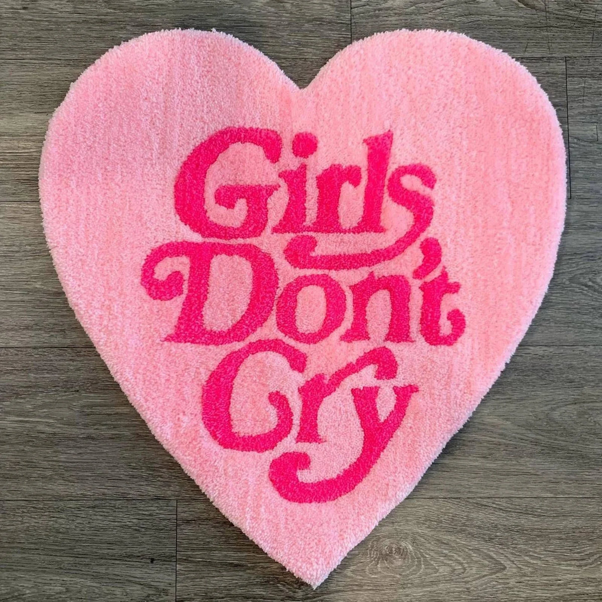 coussin forme cœur lettres blanches girls don't cry rouge rose clair moderne pop art