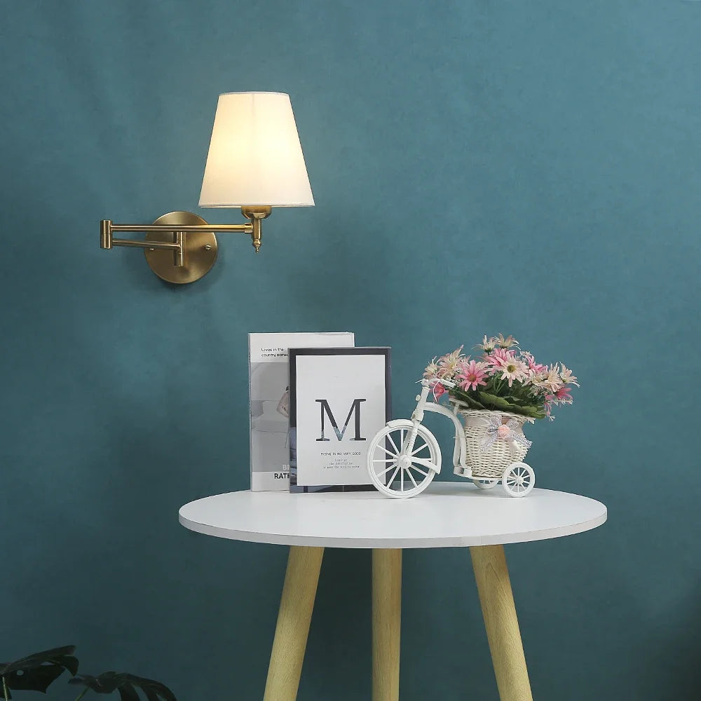 lampe murale moderne bras articulé or noir abatjour blanc éclairage quotidien chambre entrée
