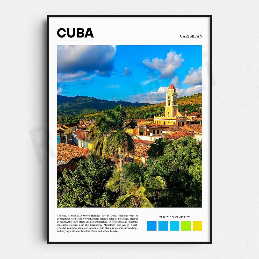 L'image montre une ville cubaine colorée avec des bâtiments coloniaux aux couleurs vives, une église à clocher et une végétation luxuriante, encadrée par des montagnes. Cette destination touristique dans les Caraïbes offre un mélange captivant d'architecture historique et de beauté naturelle.