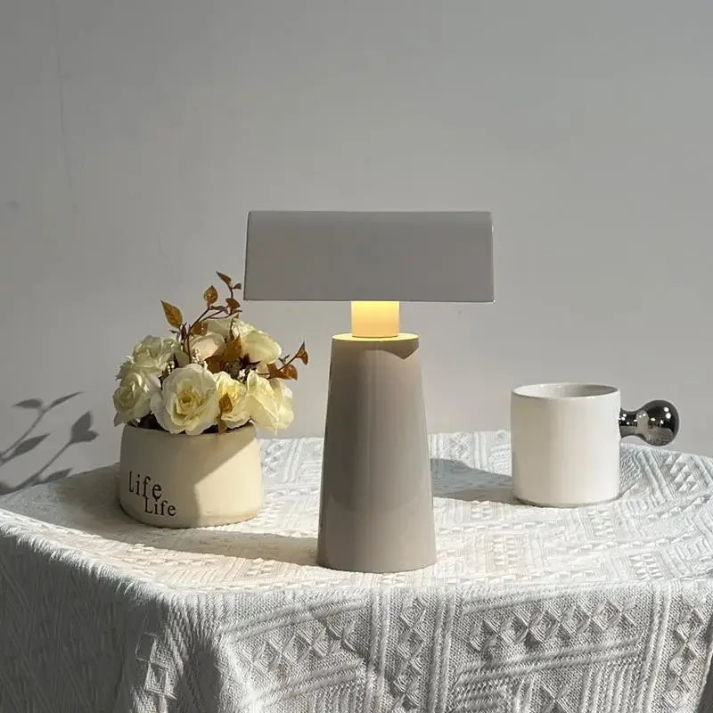 lampe table moderne minimaliste japonais rouge gris clair led intérieur maison