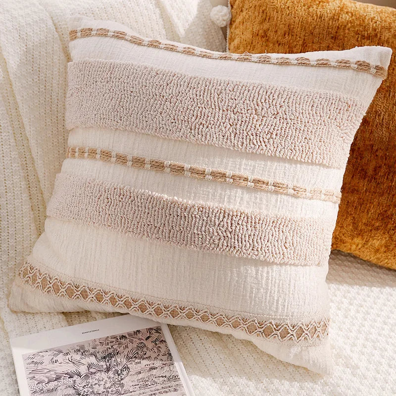 housse coussin décoration moderne motif géométrique brodé noir blanc pompons maison luxe