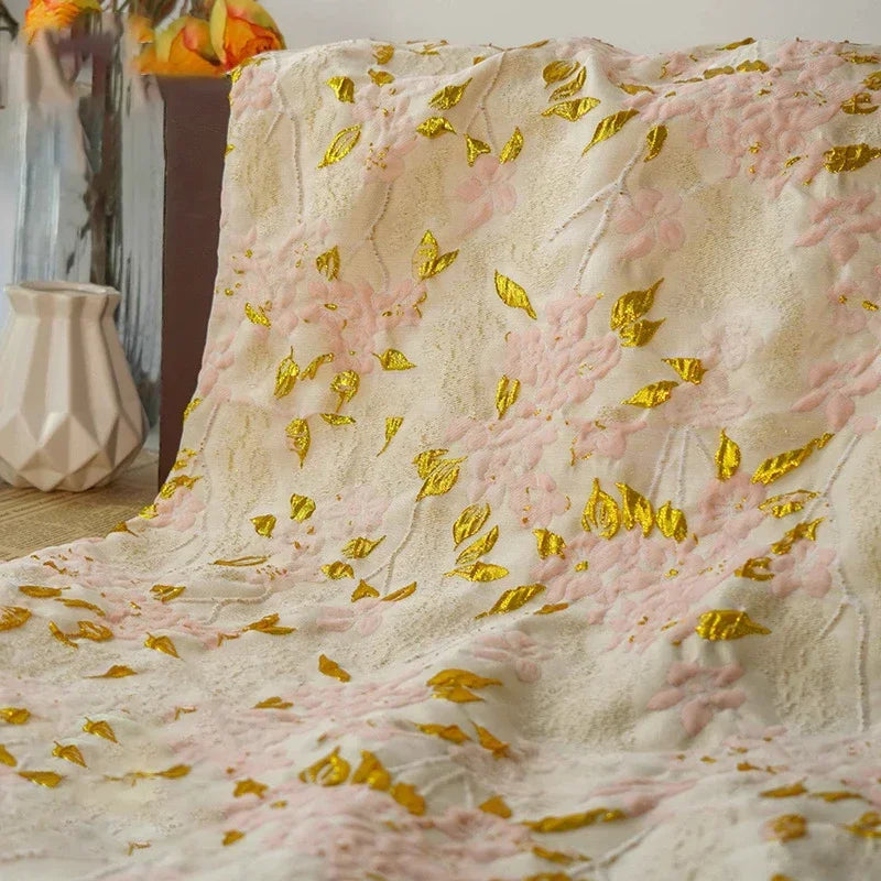 tissu polyester floral blanc rose doré motifs roses feuilles semi transparent bricolage couture décoratif