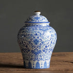 vase bleu blanc pot épices céramique couvercle poignée ornements floraux classiques