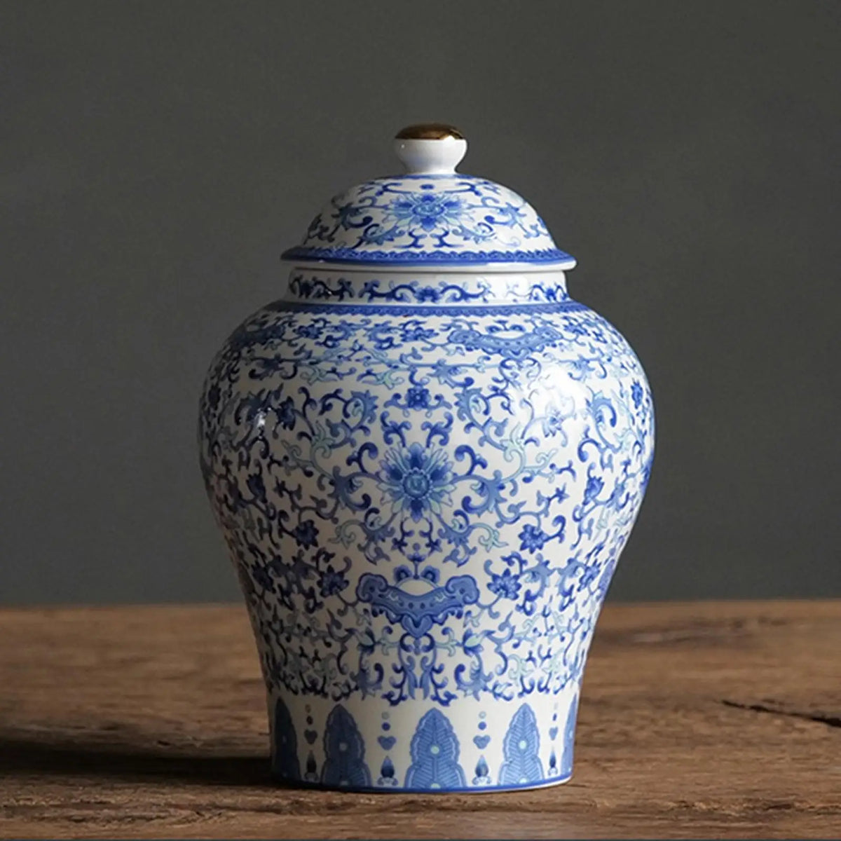 vase bleu blanc pot épices céramique couvercle poignée ornements floraux classiques