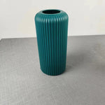 vase moderne gris rose blanc noir vert rayures verticales opacité décoration intérieure table