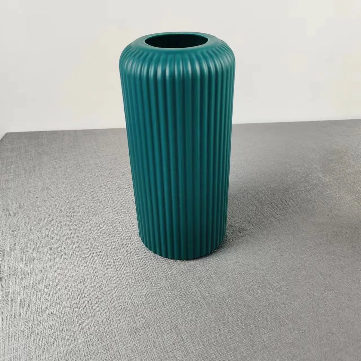 vase moderne gris rose blanc noir vert rayures verticales opacité décoration intérieure table