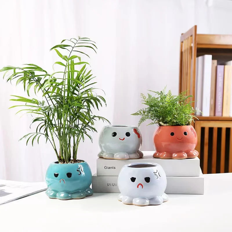 Cache-pot poulpe créatif sur bureau avec plante verte