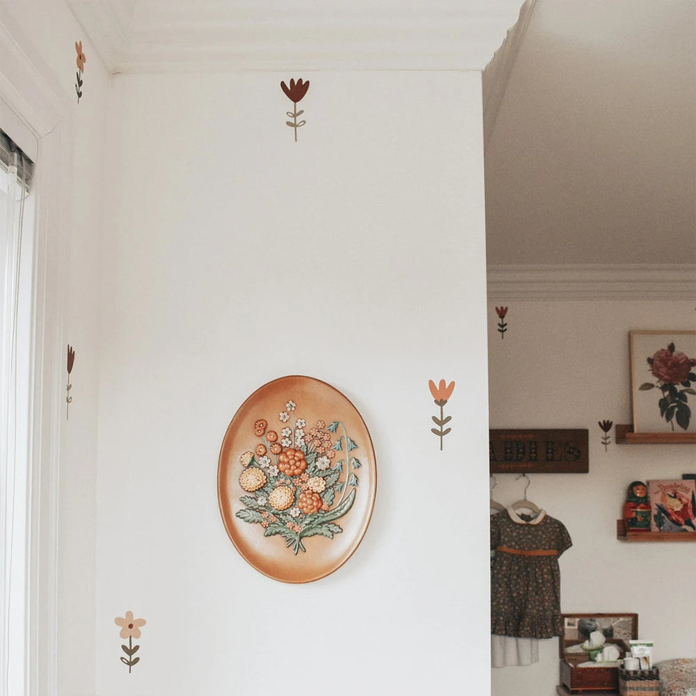 Détail du motif fleurs aquarelle sur sticker mural boho