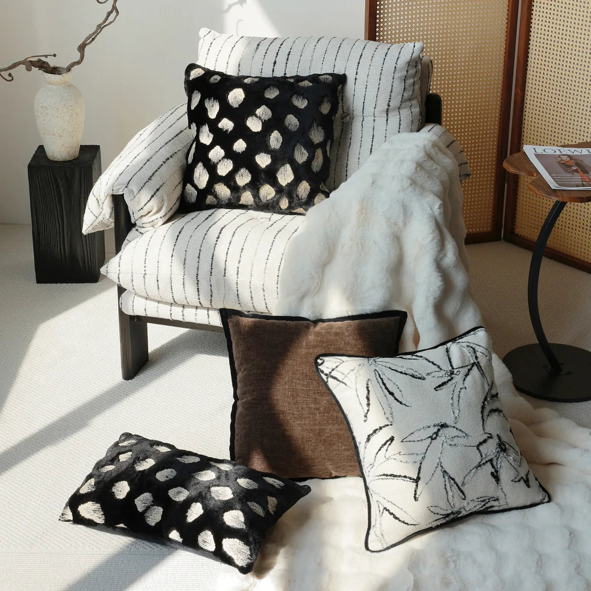 coussin deco fausse fourrure motif geometrique noir blanc nordique contemporain canape voiture