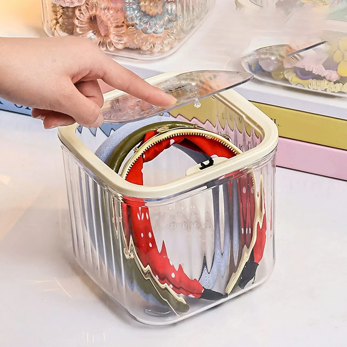 boîtes rangement accessoires cheveux transparentes poignées blanches rayures verticales moderne minimaliste femmes domestique
