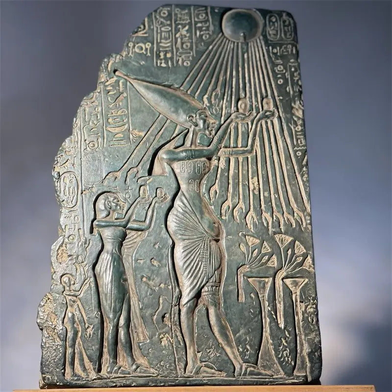 statue égyptienne ancienne reproduction sculpture reliefs figures humaines symboles égyptiens texture granuleuse présentoir bois