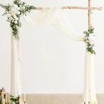 arche décorative fleurs artificielles blanc rose feuilles vertes tissu translucide décoration mariage anniversaire extérieur