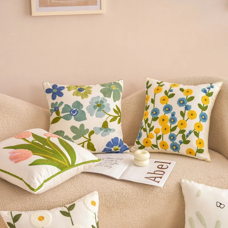 housse coussin brodée motif floral moderne poly coton décoration intérieure blanc vert bleu jaune