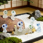 décoration intérieure moderne figurines transparentes bleues vertes yeux sourires adhésives différentes tailles opalescentes minimalistes
