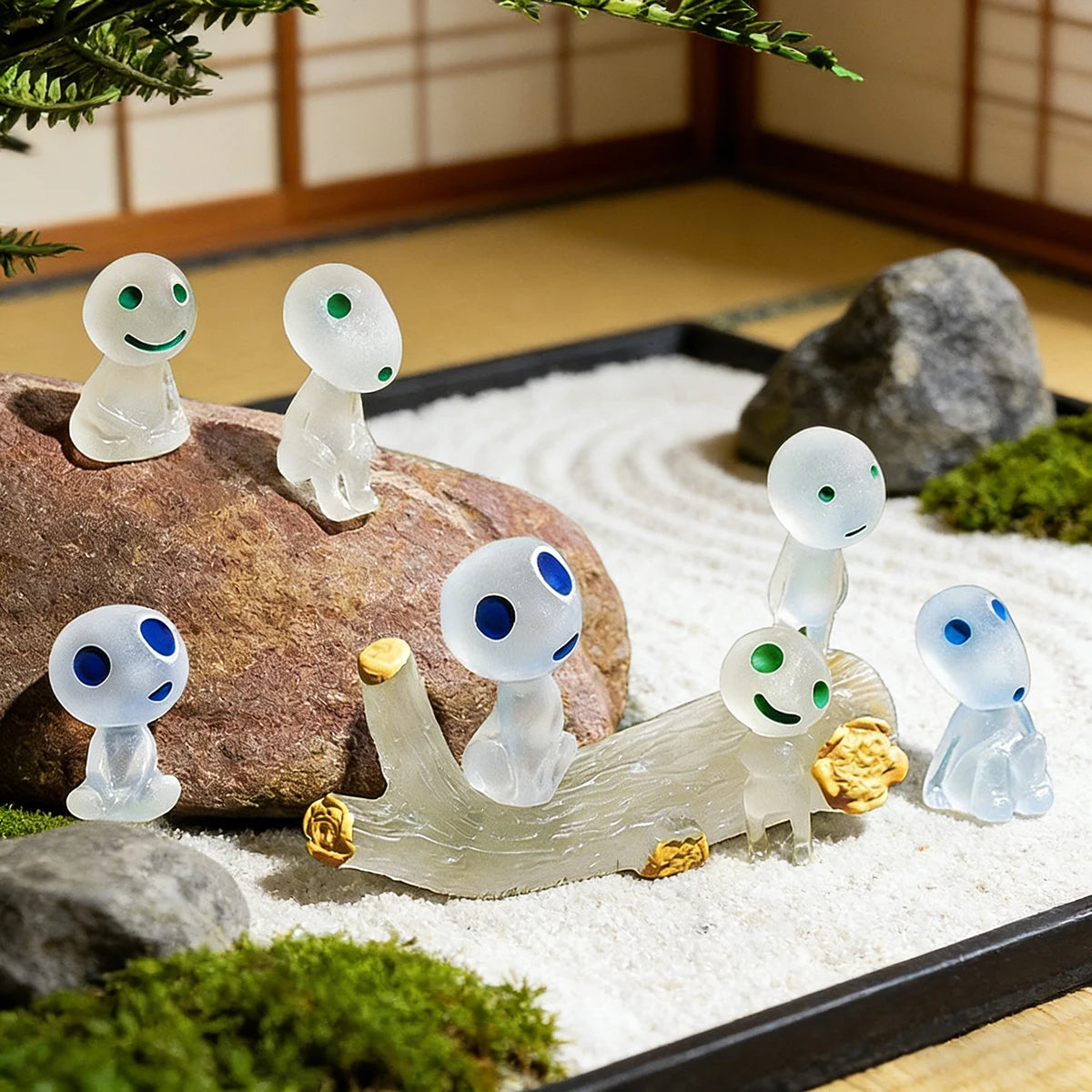 décoration intérieure moderne figurines transparentes bleues vertes yeux sourires adhésives différentes tailles opalescentes minimalistes