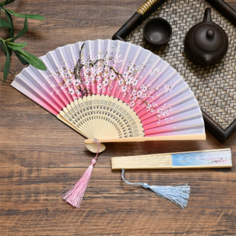 éventail pliant fleurs cerisier papillons art japonais traditionnel tassel couleur bleu rose
