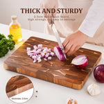 planches découper bois acacia marron motifs géométriques tomates persil oignon rouge moderne cuisine