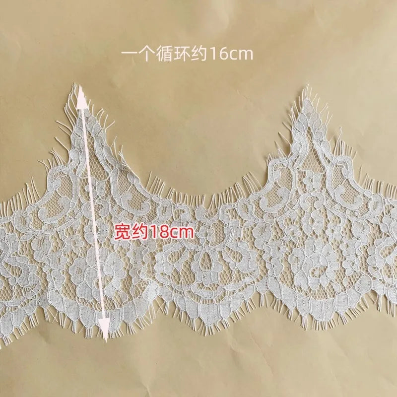 dentelle blanche fleurs franges broderie fine tissu polyester opaque mariage décoration textile