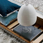lampe table moderne blanc rayures horizontales fines opacité tringles noires câble noir led étude