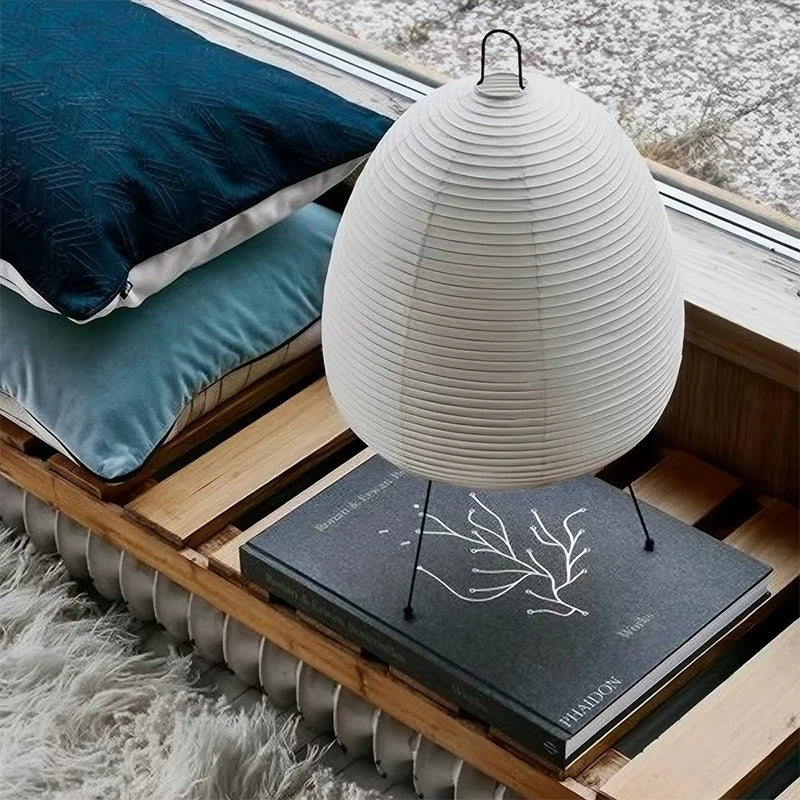 lampe table moderne blanc rayures horizontales fines opacité tringles noires câble noir led étude
