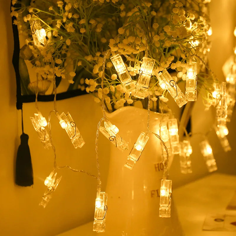 Guirlande lumineuse LED à clip pour photos éclairant une chambre décorée