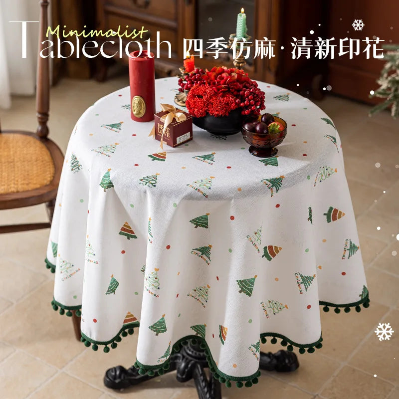 Un joli nappe de table avec des motifs de sapins de Noël festifs sur un fond blanc, créant une ambiance chaleureuse et hivernale pour un repas de fête.