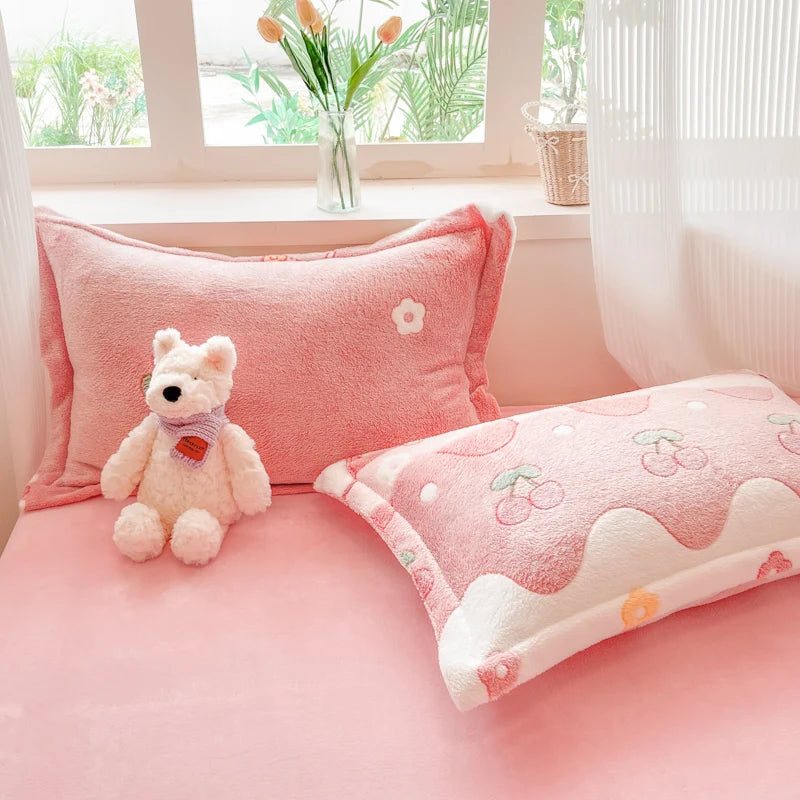 Un espace cocooning avec des coussins moelleux, une peluche adorable et une ambiance chaleureuse et apaisante.