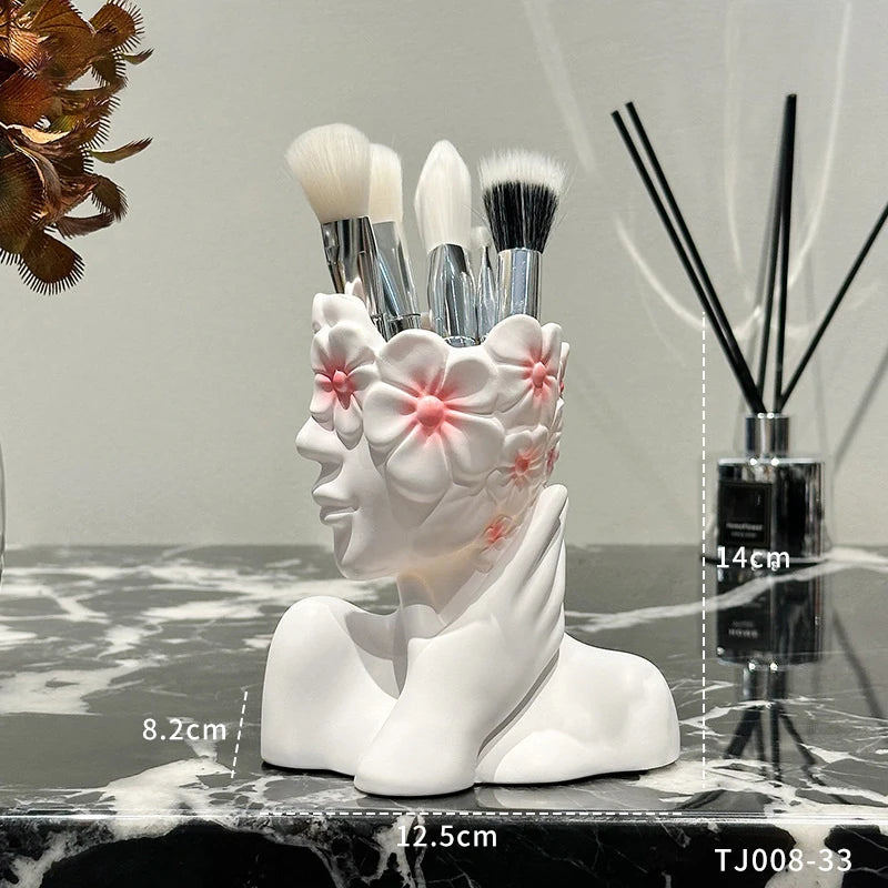 supports rangement pinceaux maquillage buste féminin fleurs décoratives miroirs palettes maquillage accessoires beauté salle
