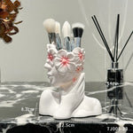 supports rangement pinceaux maquillage buste féminin fleurs décoratives miroirs palettes maquillage accessoires beauté salle