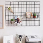 panneau decoratif grille metallique noir blanc minimaliste deco mur photo affiche supportobjetartificialflowersboulesrouges