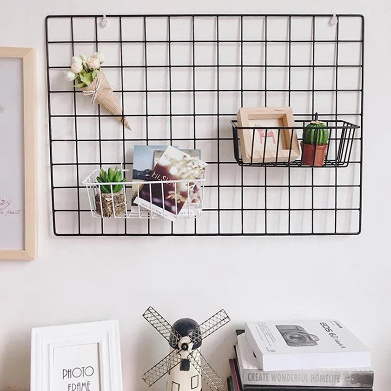 panneau decoratif grille metallique noir blanc minimaliste deco mur photo affiche supportobjetartificialflowersboulesrouges