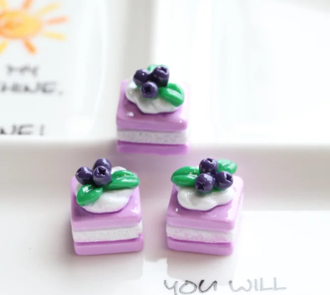 gâteaux résine coeurs fruits myrtilles fraises feuilles vertes violet bleu rose blanc rouge décoratifs