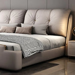 lit moderne tête lit capitonnée blanc crème oreillers couverture carreaux