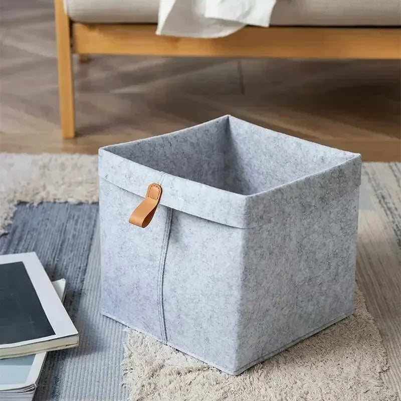 boîte rangement tissu veloutée gris clair foncée moderne pliable articles divers serviettes blanches broderie