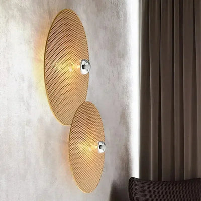 Lampe murale imitation rotin couleur bois suspendue dans un couloir