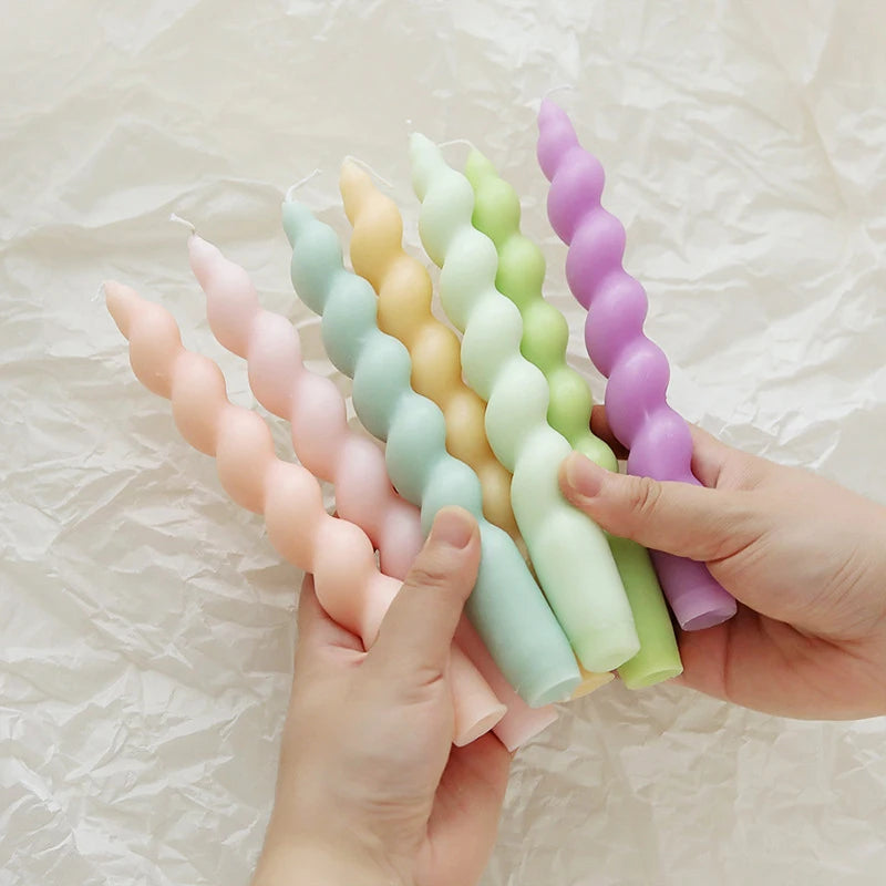 bougies parfumées vert pastel jaune rose blanches twistées moderne support nœud anniversaire décoration maison
