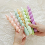 bougies parfumées vert pastel jaune rose blanches twistées moderne support nœud anniversaire décoration maison