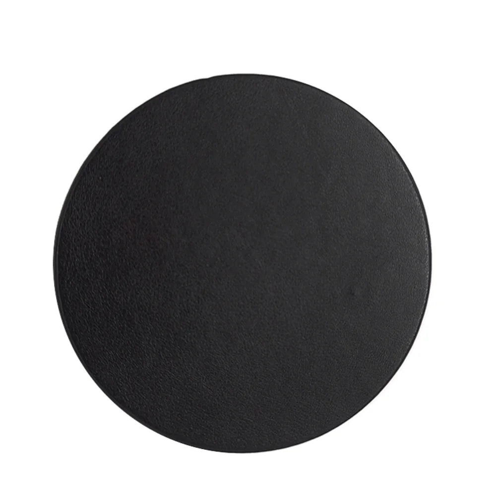 Un disque noir sombre et lisse.