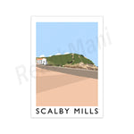 Cette image représente un paysage côtier avec des maisons traditionnelles et une colline verdoyante au loin, sous un ciel bleu. L'image montre le lieu connu sous le nom de Scalby Mills.