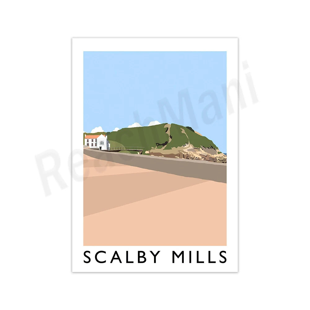 Cette image représente un paysage côtier avec des maisons traditionnelles et une colline verdoyante au loin, sous un ciel bleu. L'image montre le lieu connu sous le nom de Scalby Mills.