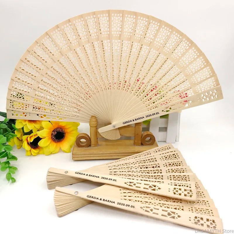 ventilateurs pliants bois naturel motifs ajourés personnalisés mariage invités décoration événement traditionnel champêtre