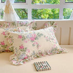 coussin floral vintage coton beige rose vert bleu bordure frisée lit maison
