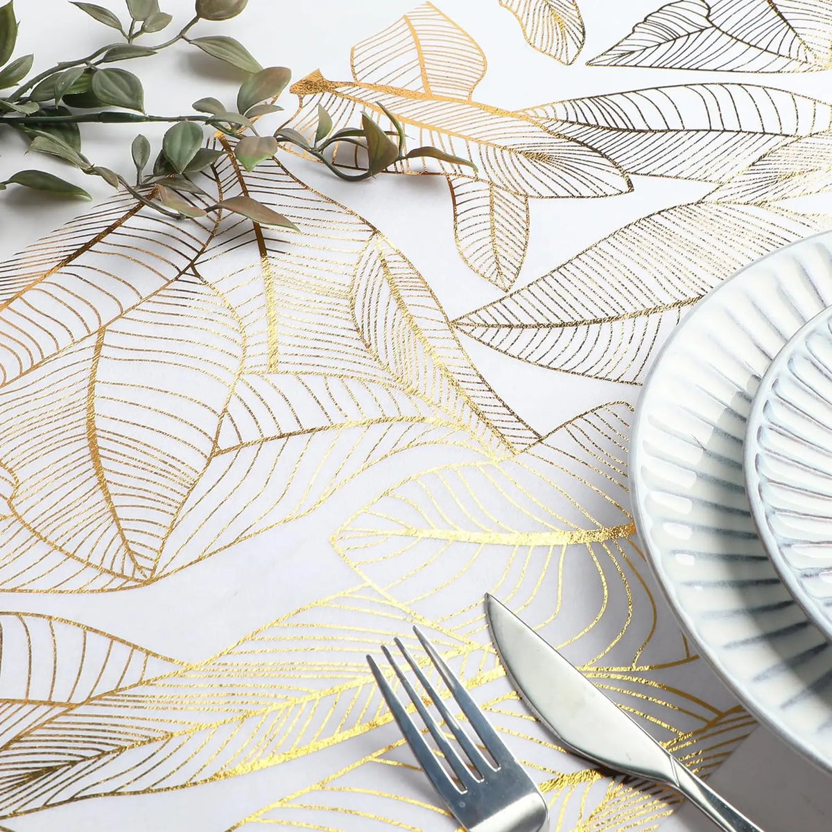 nappe moderne élégante feuilles dorées blanc décoration table serviettes assiettes verres