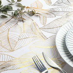 nappe moderne élégante feuilles dorées blanc décoration table serviettes assiettes verres