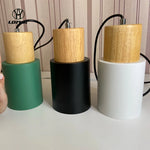 lampe suspendue moderne minimaliste vert noir blanche bois clair abatjour cylindrique